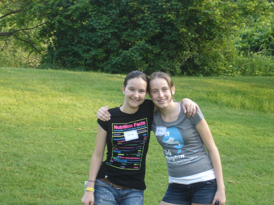 17 iunie 2011 - Irina și Emily la picnic.