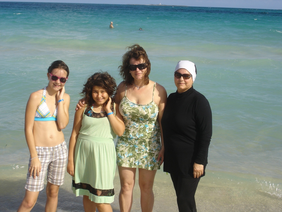 Irina cu prietena mea și familia ei, pe plajă în Cuba