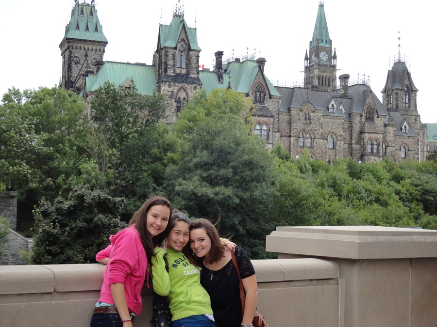 Irina, Kaitlyn și Lucie lângă clădirea Parlamentui din Ottawa