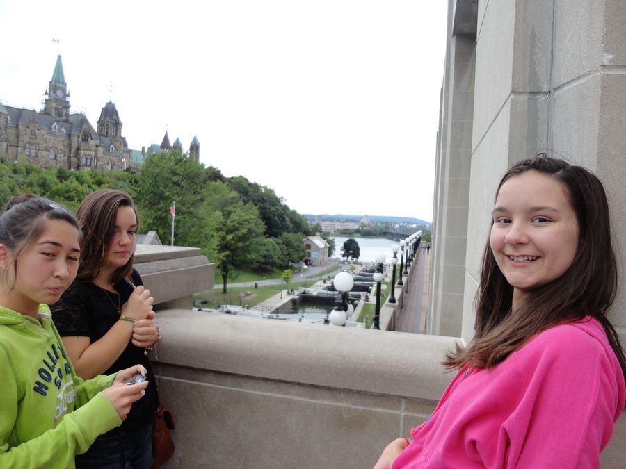 Fetele noastre lângă clădirea Parlamentui din Ottawa